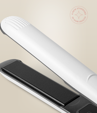 Close-up of the Pearl White Omnia Styler Classic's black plate and ridged white tip.