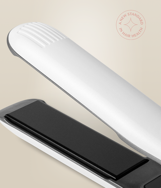 Close-up of the Pearl White Omnia Styler Plus's black plate and ridged white tip.